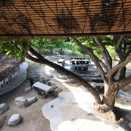 Naidee Sculptured Huts Hotel Hua Hin Bagian luar foto