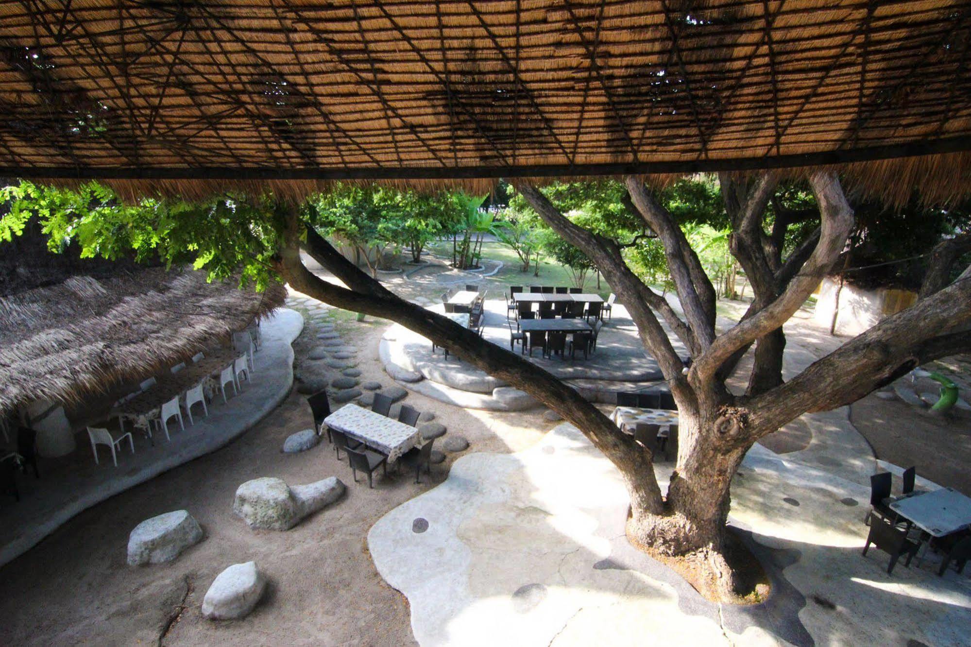 Naidee Sculptured Huts Hotel Hua Hin Bagian luar foto