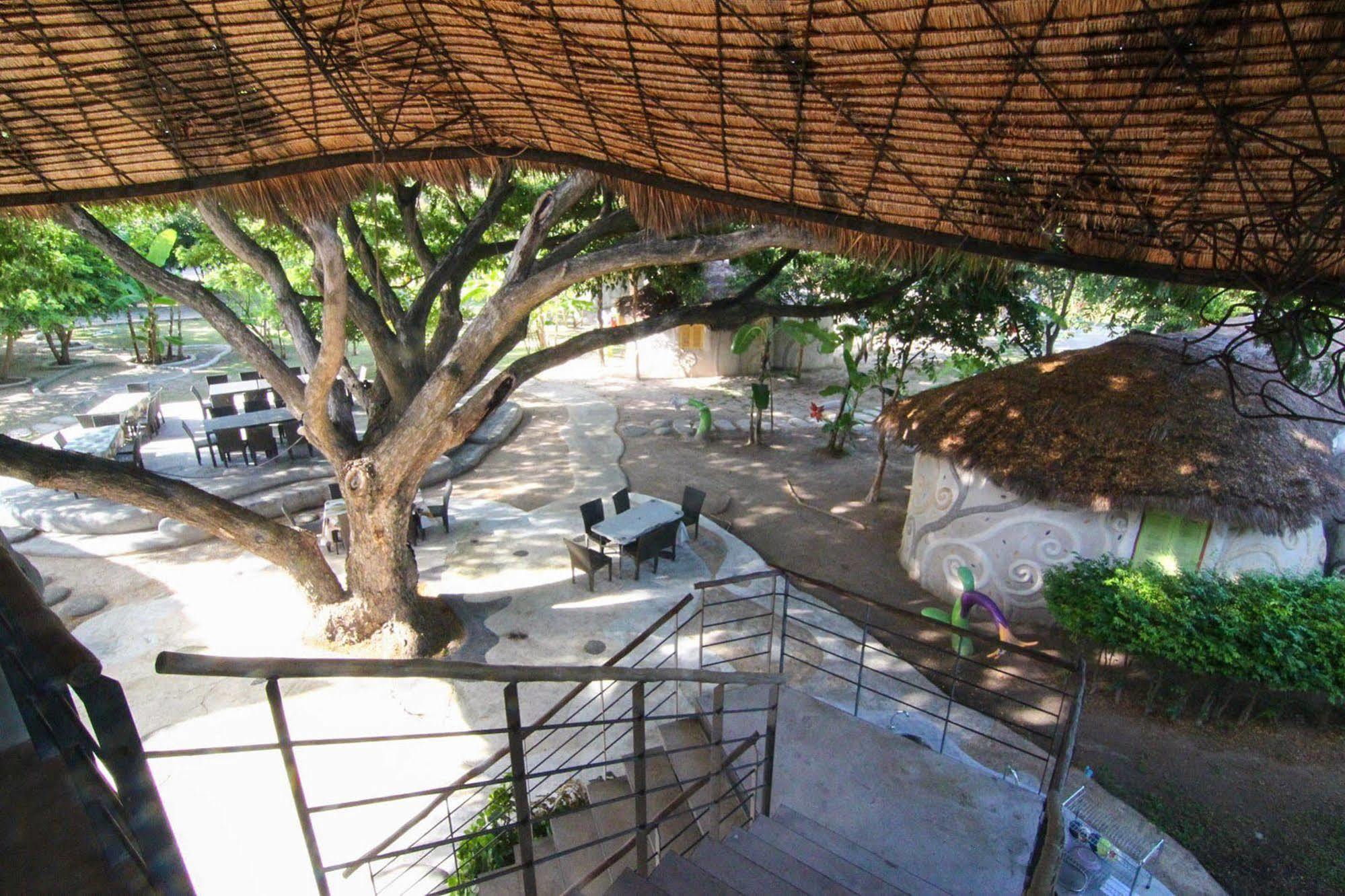 Naidee Sculptured Huts Hotel Hua Hin Bagian luar foto