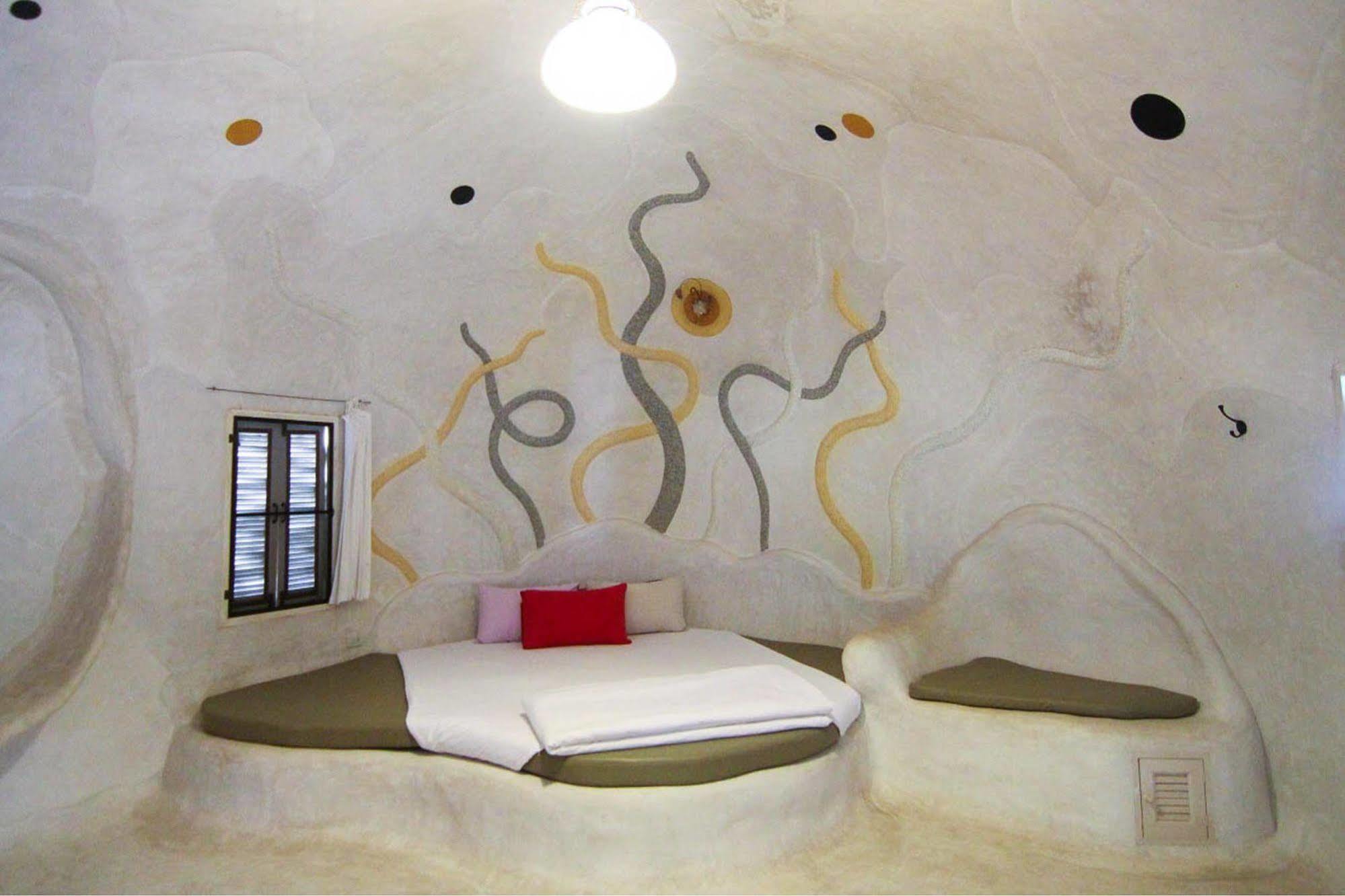Naidee Sculptured Huts Hotel Hua Hin Bagian luar foto