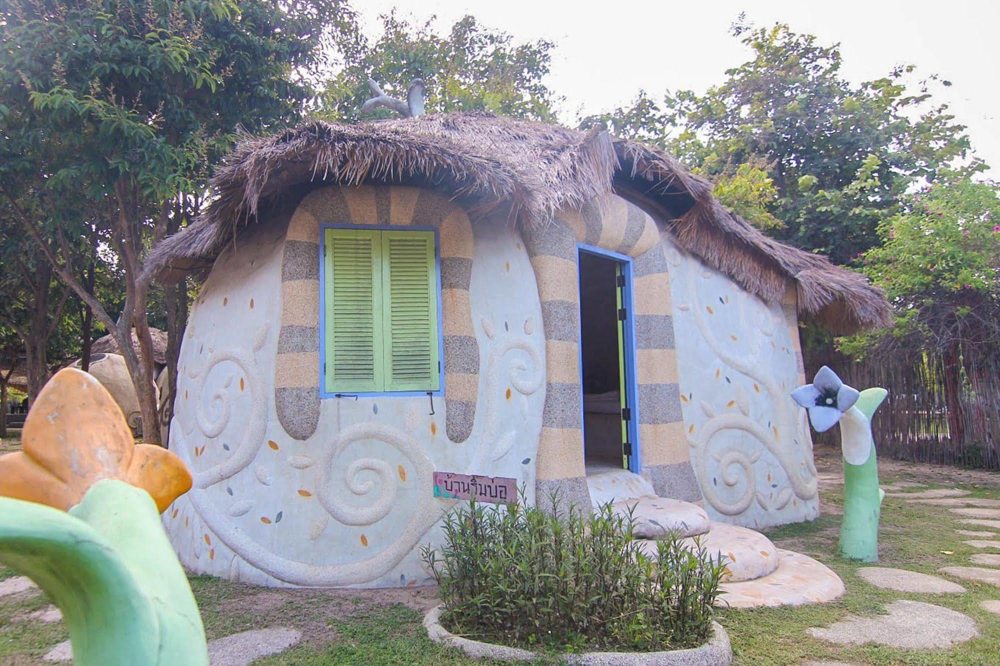 Naidee Sculptured Huts Hotel Hua Hin Bagian luar foto